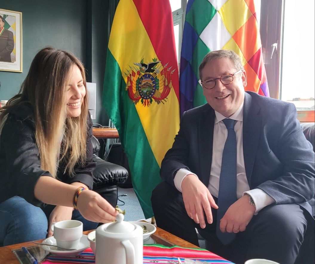 Nos reunimos con <a href="/LaurentNys/">Laurent Nys</a>, Dir. Gral de <a href="/asbl_Mabru_vzw/">Mabru</a> , el mercado de alimentos más grande de Bruselas y con un mate de nuestra hoja sagrada, iniciamos una colaboración conjunta para importar y promocionar productos bolivianos de alta calidad. 1/2