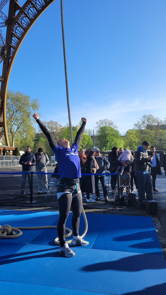Elle l'a fait ! 💙  

Record battu pour <a href="/AnoukGarnier/">anouk garnier</a> qui a grimpé à la corde jusqu'au 2e étage de <a href="/LaTourEiffel/">La tour Eiffel</a> !