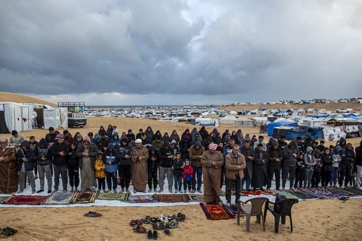 أجواء صلاة عيد الفطر المبارك بالقرب من خيام النازحين في رفح بقطاع غزة