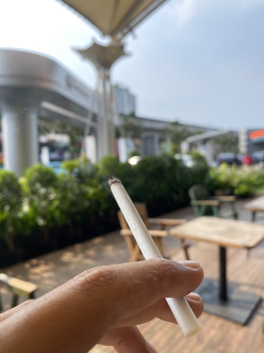 mailiamm's tweet photo. Akhirnya bisa update rokok siang siang https://t.co/1VaklCAcWB