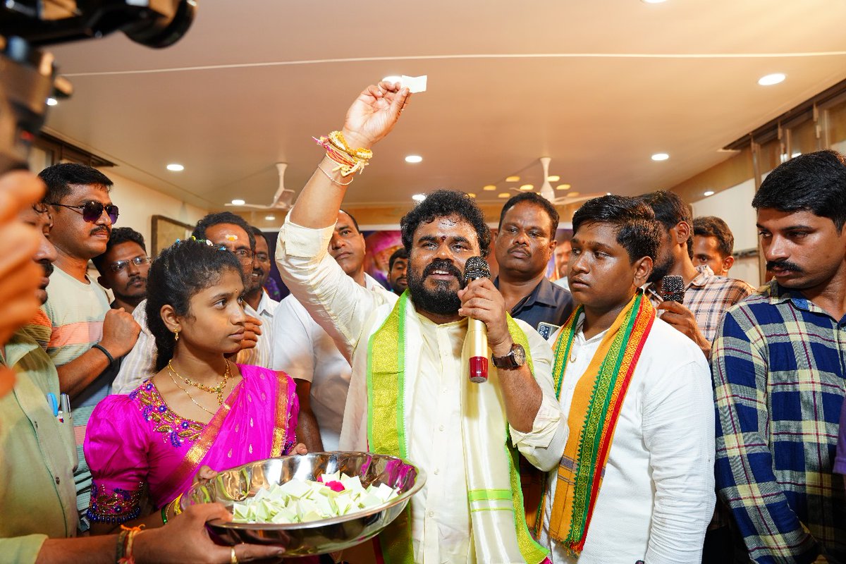 indiabookrecord's tweet image. Witness history in the making as #BodeRamachandraYadav from Chittor, Andhra Pradesh, is all set to etch his name in the India Book of Records for a groundbreaking record: “Maximum YouTubers-Asked Questions Answered on a Single Platform!”
#ibr #youtuber #questionanswer