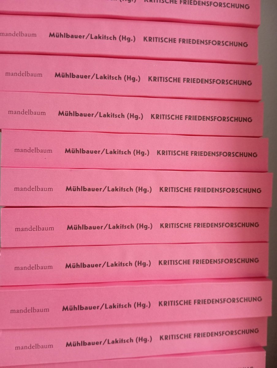 JosefMuehlbauer's tweet photo. Es war eine harte Arbeit, über ein Jahr sind wir mit Max @lakitsch daran gesessen, aber nun ist es soweit. Jetzt freuen wir uns es vorstellen zu dürfen. Wir freuen uns auf eine große Leserschaft und über Rezensionen! 

Danke an Martin vom @mandelbaumverlag für die Geduld mit uns! https://t.co/5wmJ3uMm1x