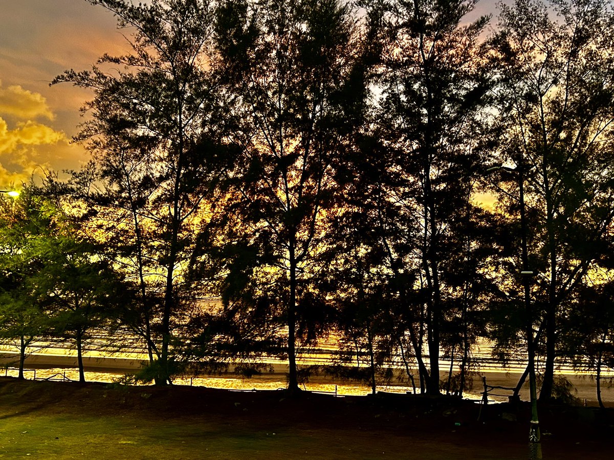MiriInSarawak's tweet photo. South China Sea yesterday evening! @myymiri https://t.co/y4IQvtcXuq