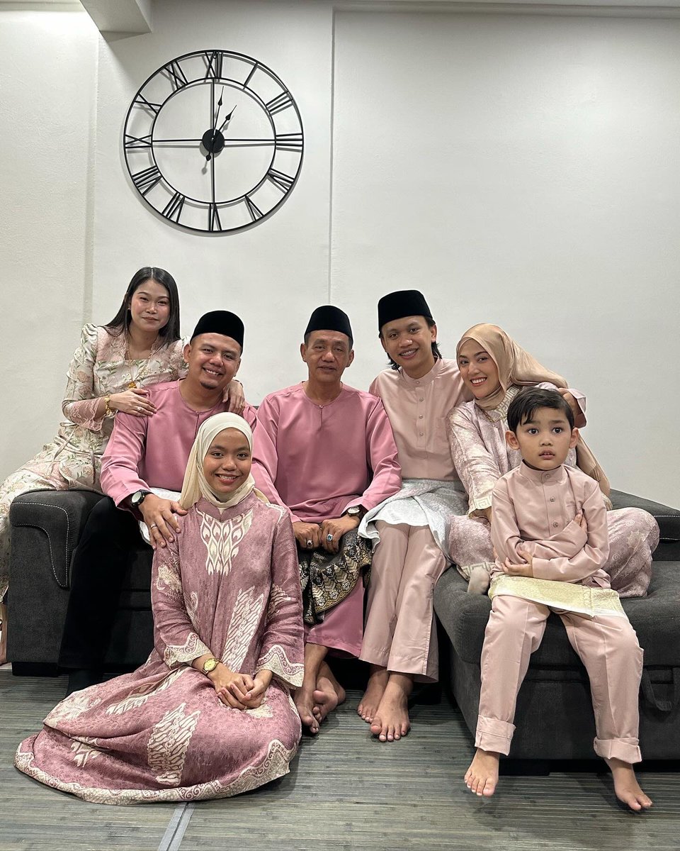 Shilaamzah's tweet photo. Selamat Hari raya Aidilfitri, Maaf zahir dan batin dari kami sekeluarga 🤍
Semoga Aidilfitri kali ini memberi seribu satu kemanisan buat kita semua.

Nota kaki : bila la agaknya boleh ada gambar proper dgn anak eh 🥲 time ni la penat, time ni la nak baring.

Pastu, duit raya tak dapat secara fizikal tahun ni , sbb suami kata boleh ambil card dia. So okay lah ,machehhh 🤗 @UbaiMz