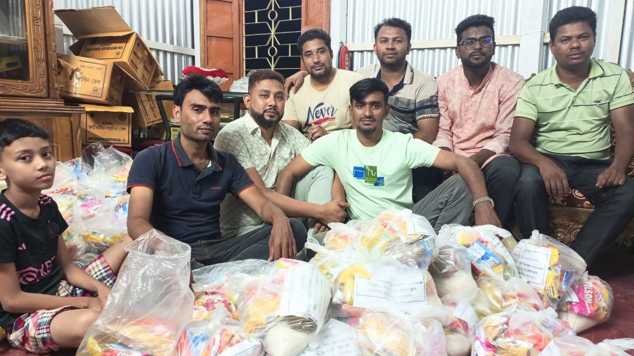 নিম্ন আয়ের পরিবারকে ঈদ সামগ্রী দিলেন K.R.S.M ফ্রেন্ডস ক্লাব