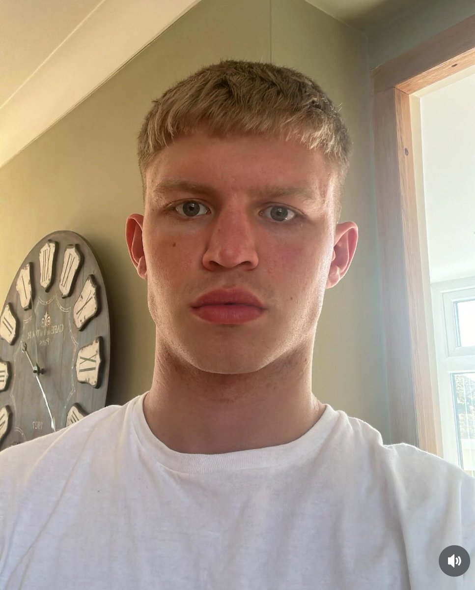 JoeRuss3ll's tweet photo. Comment for hair, like for eyes, retweet for lips. Let’s see what people like best🤷🏼‍♂️👀 https://t.co/cTyNFUfjv4