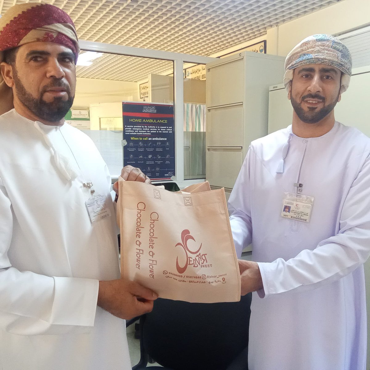 dghs_dhahirah's tweet photo. إدارة #مستشفى_عبري تهنئ الموظفين المناوبين بالمستشفى والمرضى المنومين، وتشاركهم فرحة الاحتفال بمناسبة #عيد_الفطر المبارك لعام ١٤٤٥ هـ

#كل_عام_وأنتم_بخير
#صحية_الظاهرة 
#غايتنا_مجتمع_صحي 
#صحة_رائدة_مستدامة_للجميع https://t.co/mGVlnpiuT1