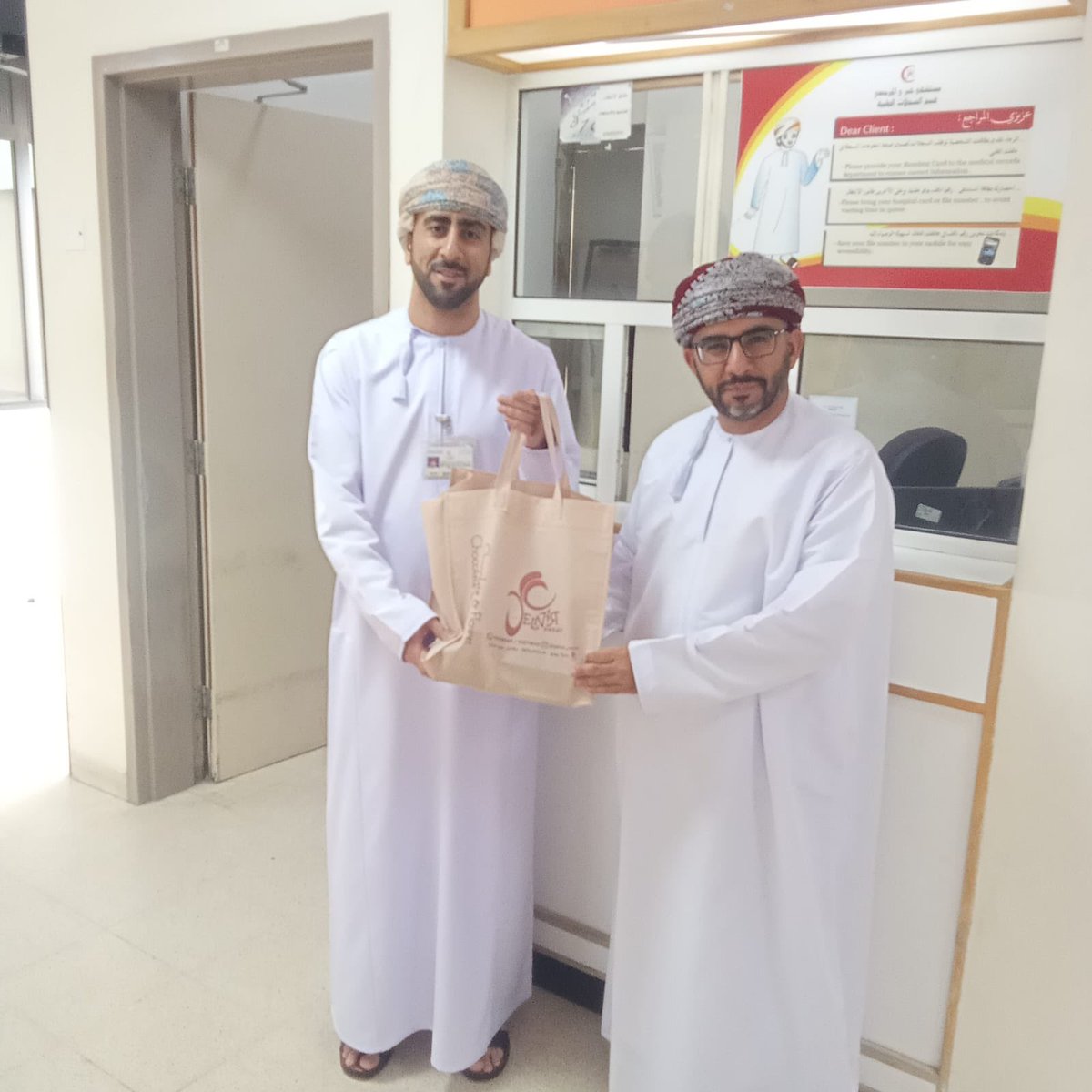 dghs_dhahirah's tweet photo. إدارة #مستشفى_عبري تهنئ الموظفين المناوبين بالمستشفى والمرضى المنومين، وتشاركهم فرحة الاحتفال بمناسبة #عيد_الفطر المبارك لعام ١٤٤٥ هـ

#كل_عام_وأنتم_بخير
#صحية_الظاهرة 
#غايتنا_مجتمع_صحي 
#صحة_رائدة_مستدامة_للجميع https://t.co/mGVlnpiuT1