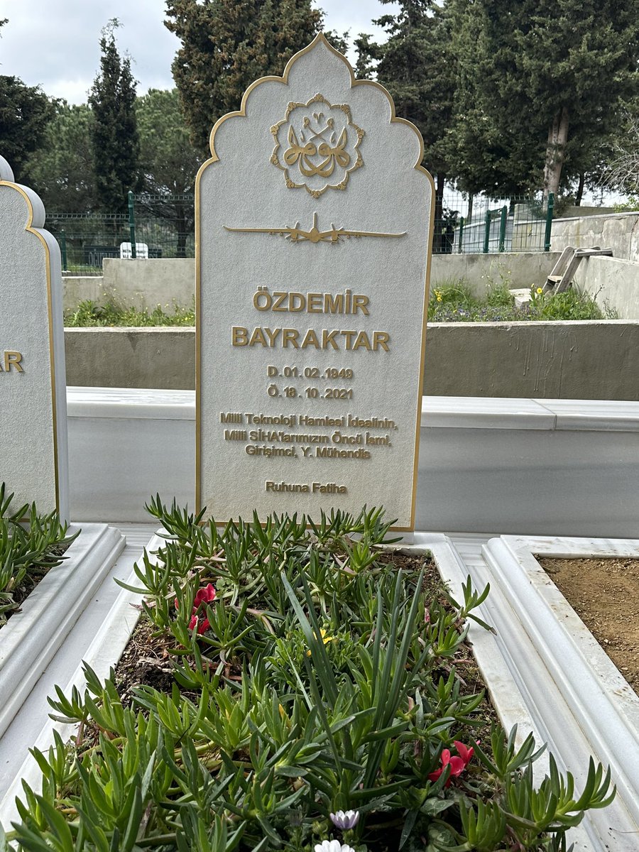 haluk's tweet photo. Özdemir Bayraktar... 

Doğduğu Garipçe köyünü çok severdi. Ölene kadar yaşama garantim var derdi. Ülkesi için hayatı boyunca çalıştı. Geride nice eserler bıraktı. Hayatının hiçbir anında maddi hedefi olmadı. Her zaman sadece ideallerine ulaşmak için çalıştı. Haksızlık karşısında hep ismi gibi oldu ve hiçbir zaman boyun eğmedi. Her zaman cesaretle hakikati savundu. 

İHA'ların ilk uçuşu da hemen burada ebedi istirahatgahının yanı başında gerçekleşti. Mekânın cennet olsun Baba...