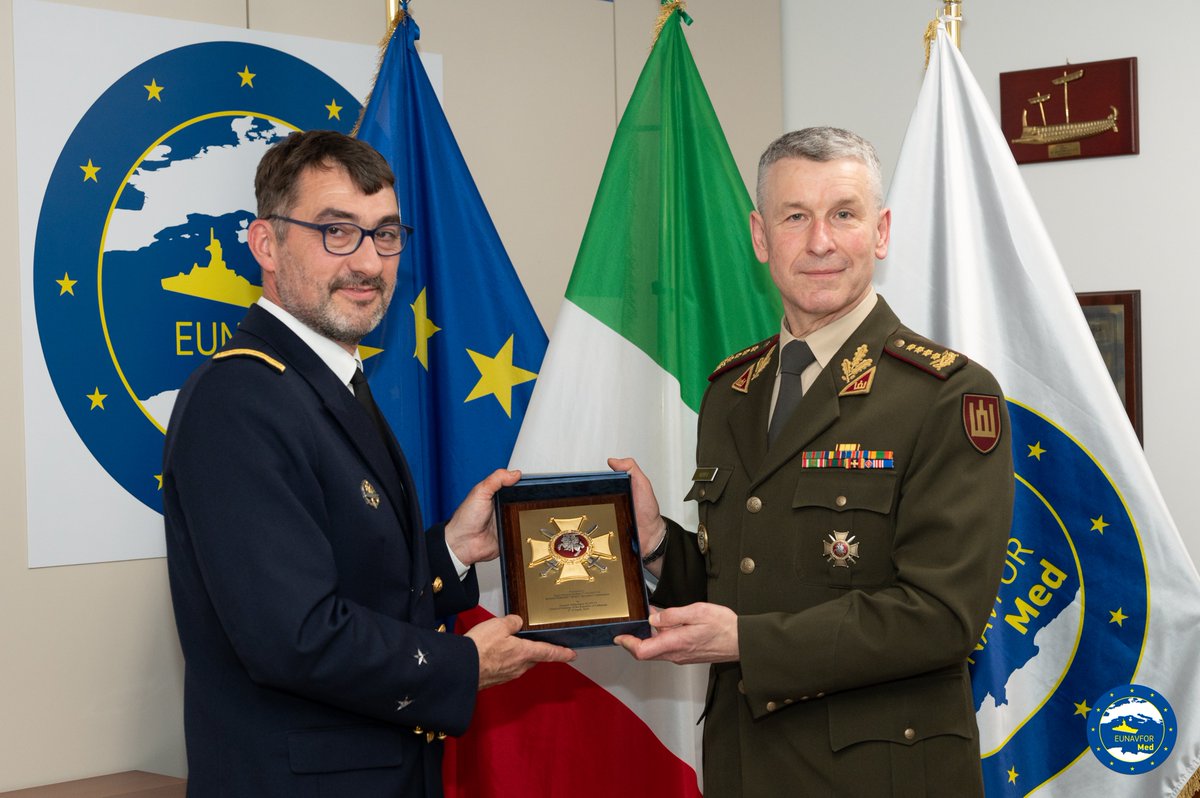 General Valdemaras Rupšys, Chief of #Defence of the Republic of #Lithuania 🇱🇹 visited #IRINI 🇪🇺OHQ, met the Deputy OpCdr, Radm Guillaume Fontarensky & had fruitful talks on opportunities and challenges for the #EU in the #CentMed & North Africa. More on 👉cutt.ly/3w4PkGyD