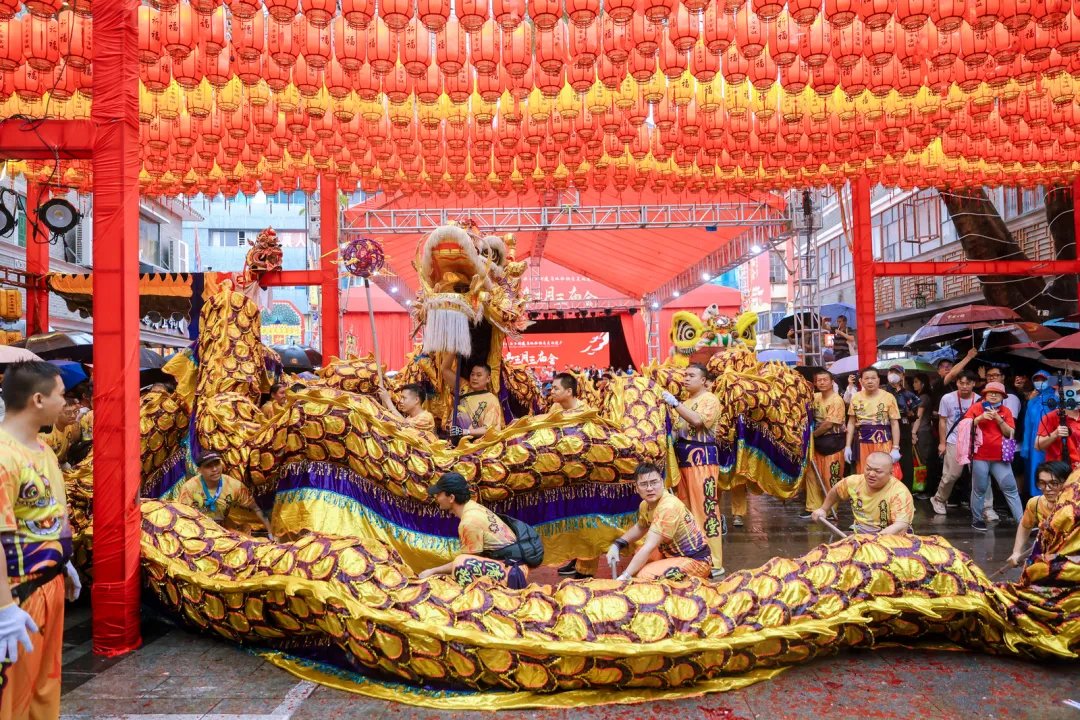 The Sanyuesan Temple Fair of Beidi (the North Deity), #Shenzhen's largest scale #TempleFair, kicked off on April 6 and will continue until April 14. Featuring 106 parade teams, the grand procession showcases performances including #YinggeDance, #DragonDance, #LionDance, and more.