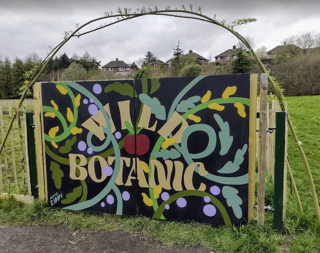 Belfast demo site is promoting #Natural solutions through local communities @FriendsofField @FoBBG, #carbon capture experiments by @QUBelfast, murals painted by artist, willows weaved for raised beds and tree giveaway by @belfastcc 📖qub.ac.uk/News/Allnews/2…