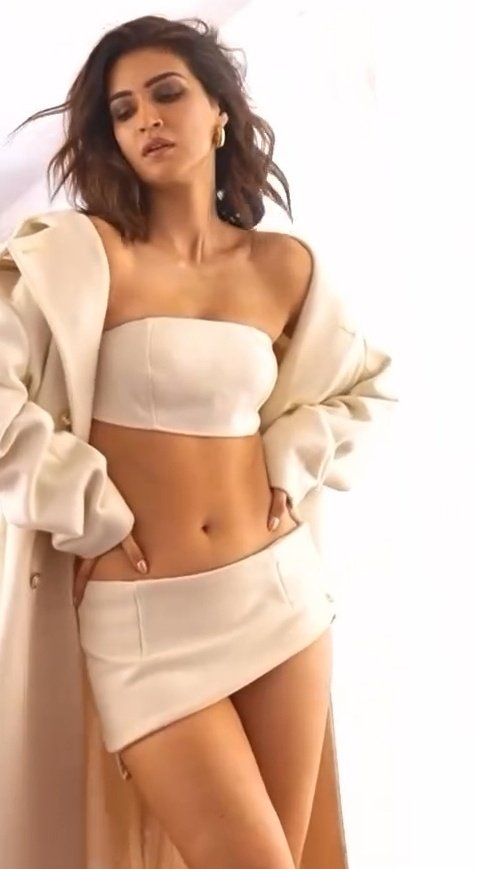 GKym4oaaMAAAj5b?format=jpg&name=900x900