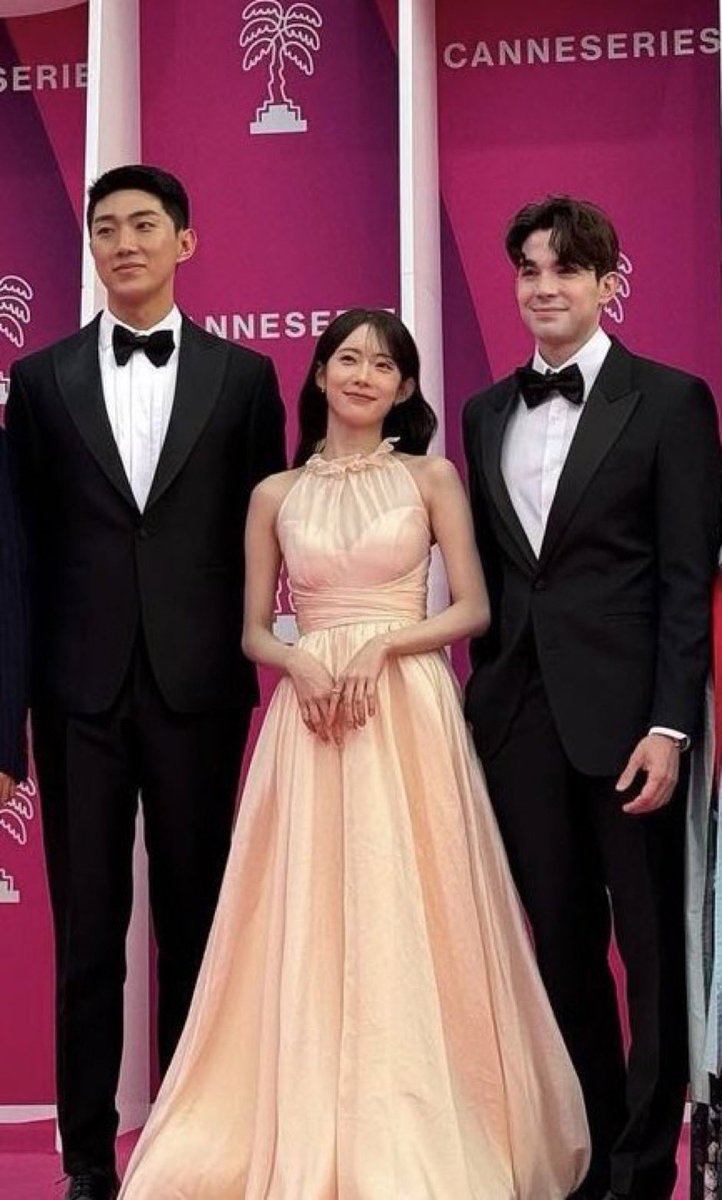 jimschalala's tweet photo. อูจองตอนเห็นเมคอัพกับชุดลูดา 👁️👄👁️ https://t.co/9jd7CiYaIX