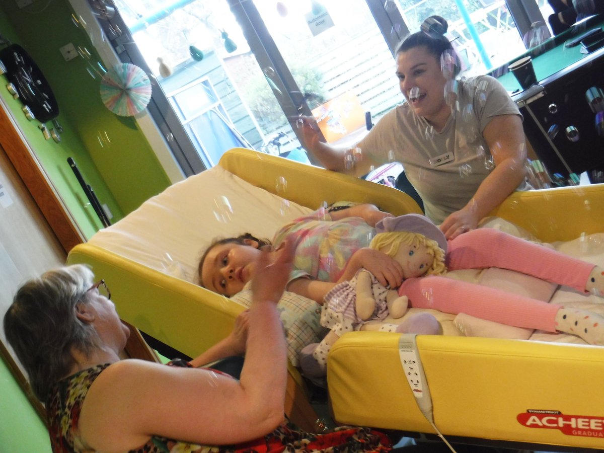 Thank you to Claire from Music Bugs who delivered a sensory music experience for children and families staying at Rachel House. The session was filled with laughter, singing, bubbles, and lots of smiles from children and parents. 💛