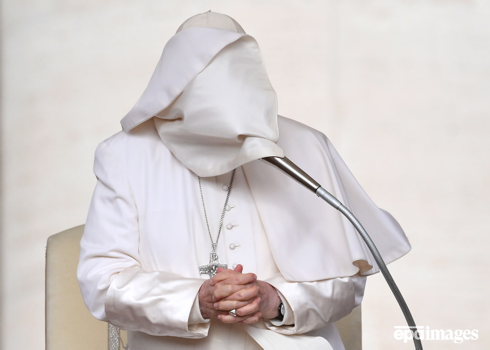 The cape covers the face of Pope Francis as he leads the weekly general audience in Saint Peter's Square, Vatican City, 10 April 2024. 📸 EPA / ANSA / Ettore Ferrari

#Pope #PopeFrancis