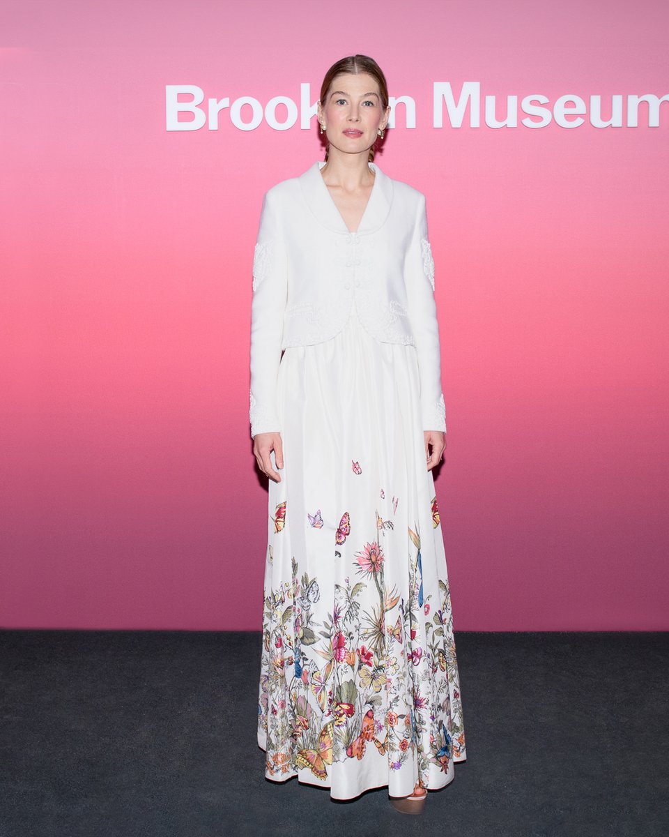 Poised dreams.
Gracing the #DiorxBrooklynMuseum Artists Ball at the @BrooklynMuseum, actress and Dior Ambassador Rosamund Pike enchanted in a white design by Maria Grazia Chiuri, blooming with florals and butterflies.
#DiorBAB2024 #StarsinDior