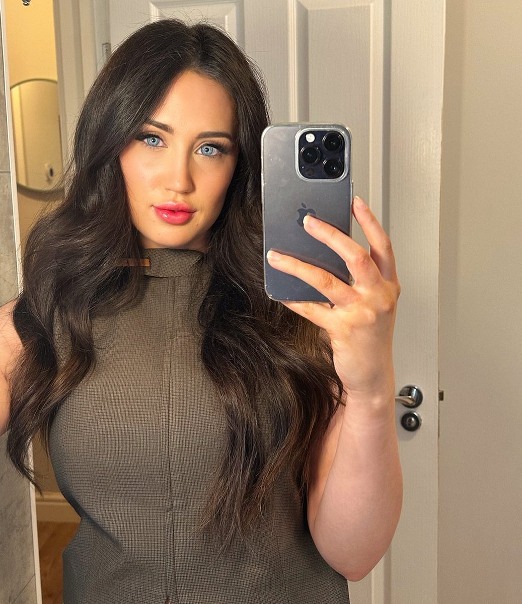 GossiBOX's tweet photo. Taylor Ryan makes thousands at just 26, as she looks like Megan Fox. Fans paying to go topless https://t.co/3rqMdlHg6D https://t.co/Va4ilozcZ4