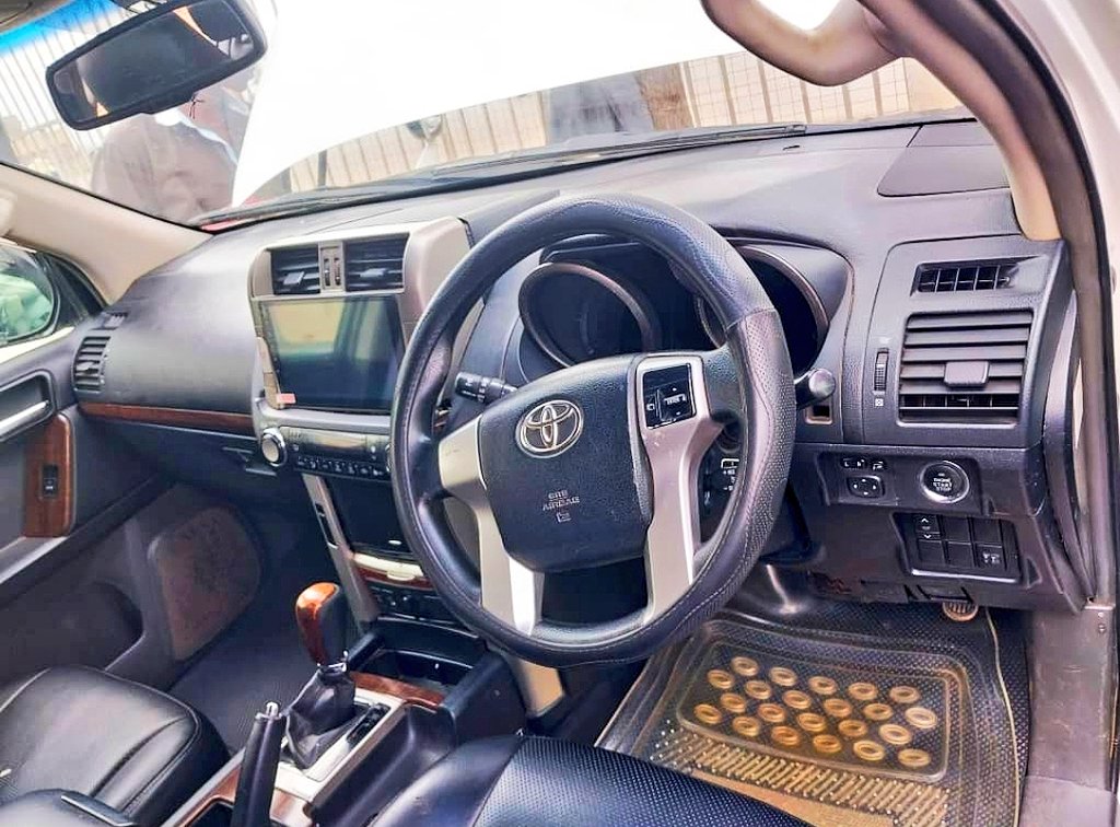 Toyota Land Cruiser TZG Prado 2009 edition known as Kaweesi (in central Uganda) with 3.4cc, it's a Petrol SUV at a negotiable price.

Priced: #Ugx75m
