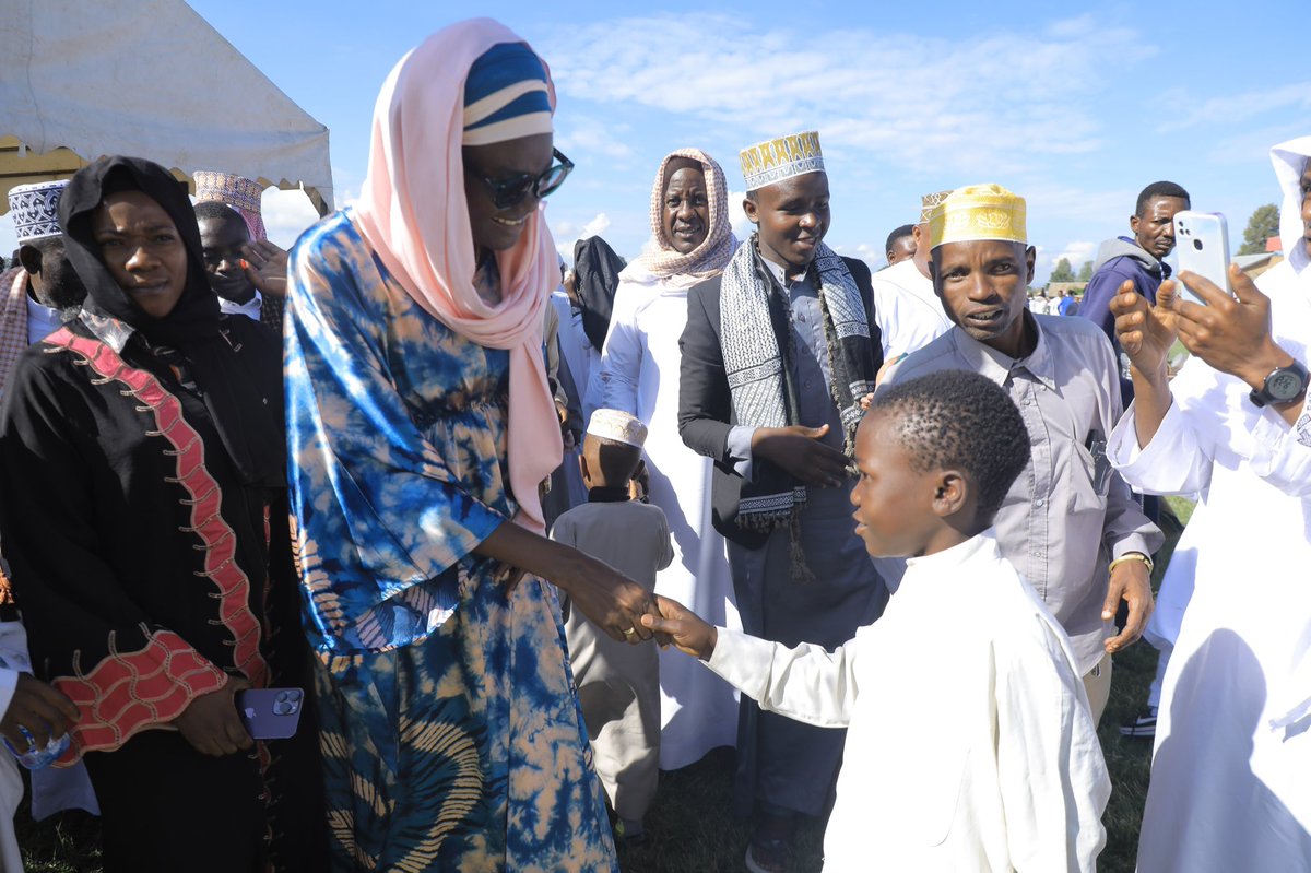 Spika wa Bunge la Jamhuri ya Muungano wa Tanzania ambaye pia ni Mbunge wa Mbeya Mjini, Mhe. Dkt. Tulia Ackson, ameungana na Waumini mbalimbali wa Kiislam Jijini Mbeya katika ibada maalum ya Eid Al-Fitr iliyofanyika katika Viwanja vya Sokoine leo tarehe 10 Aprili, 2024.