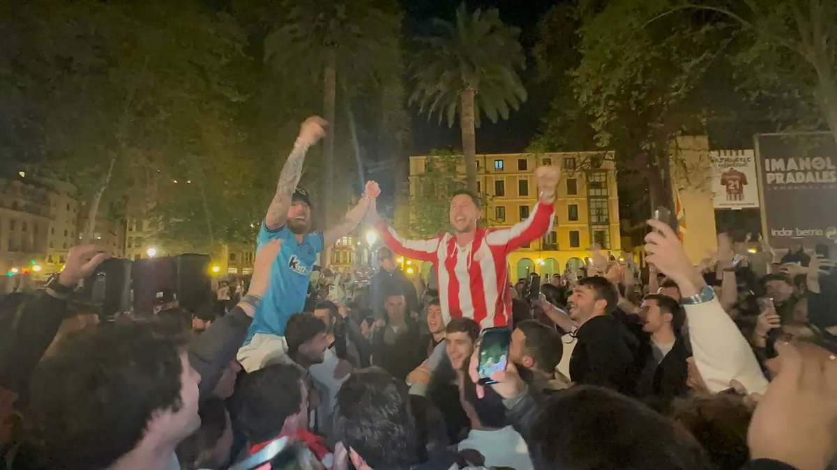 dfeijoo10's tweet photo. De la fiesta de ayer entre jugadores y afición me quedo con una reflexión:
Ellos podían haberse quedado con la gloria, se la merecen, pero es que han abierto de par en par las puertas del Olimpo y nos han invitado a entrar.
Esto sí es único en el mundo.
Aupa Athletic . https://t.co/OHl5vo9OTx