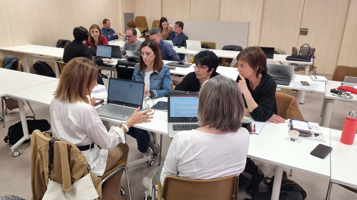 VedrunaCat's tweet photo. Estima, clarevidència, coratge, confiança. L'estil Vedruna és pluja fina també per a les direccions generals de les nostres escoles. Avui, treball conjunt a Vic #escolapropera https://t.co/2FrJzpKbKe