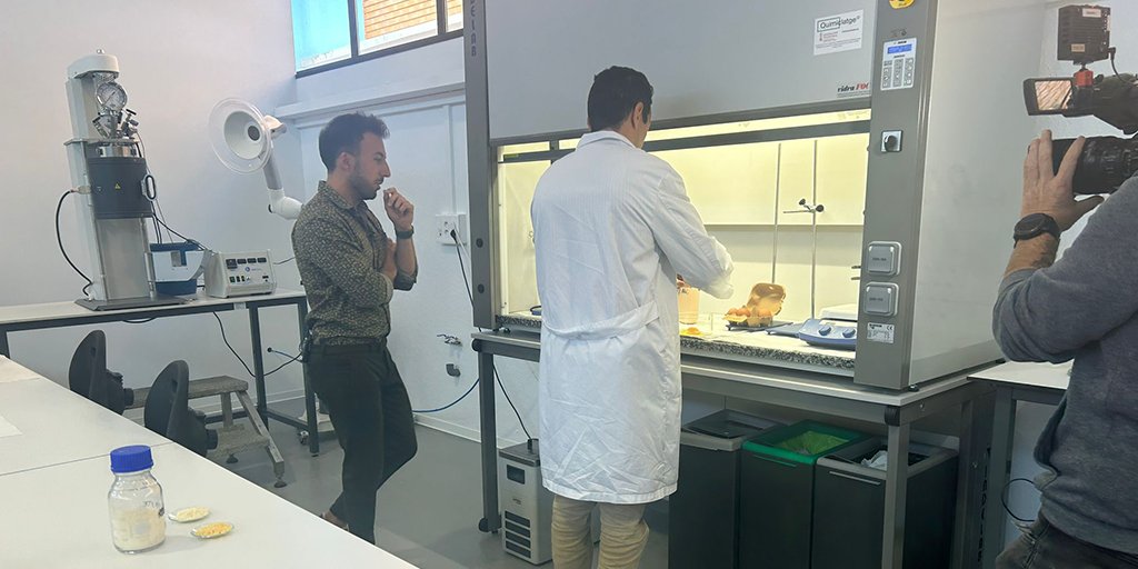 InescopTech's tweet photo. 📺@tiempotiempotv, el nuevo programa de @cuatro, visita nuestro centro para grabar un reportaje sobre el proyecto #OVOVAL que financia @GVAavi y coordina INESCOP, para transformar los huevos rotos que genera la industria avícola en materias primas para calzado y cerámica 👟🧱 https://t.co/oNjvnUfxYH