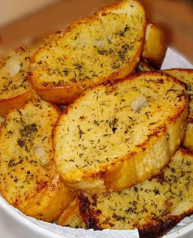 Butter Garlic Toast 🍞 homecookingvsfastfood.com 
#homecooking #homecookingvsfastfood #food #fastfood #foodie #yum #myfood #foodpics