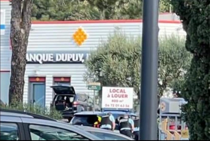 ⚡️🇫🇷 PRISE D’OTAGES À CLERMONT L’HÉRAULT - Un témoin du braquage assure que deux personnes seraient toujours à l’intérieur de la banque tandis qu’une autre personne serait « par terre ». Le forcené est toujours retranché. (France Bleu Hérault)