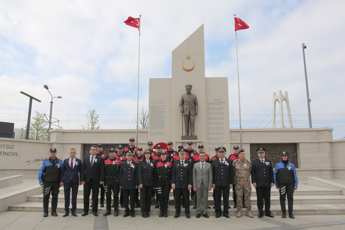Türk Polis Teşkilatımızın 179. Kuruluş Yıl Dönümü münasebetiyle, Atatürk Anıtı'na Çelenk Sunma Töreni düzenlendi. 🇹🇷🇹🇷🇹🇷 #KocaeliEmniyet #10NisanPolisHaftası #TürkPolisTeşkilatı179Yaşında