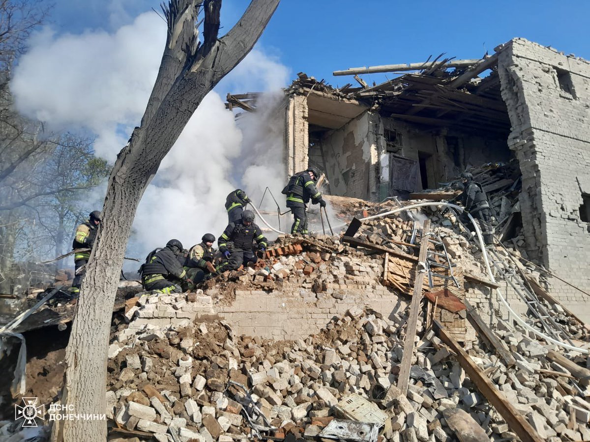 😡 In #Konstantinovka, #Donetsk region, at the site of an air bomb, rescuers recovered the bodies of two dead, including one child - State Emergency Service

A total of three people died.

Rescue operations have been completed.

@dmytrogordon_official