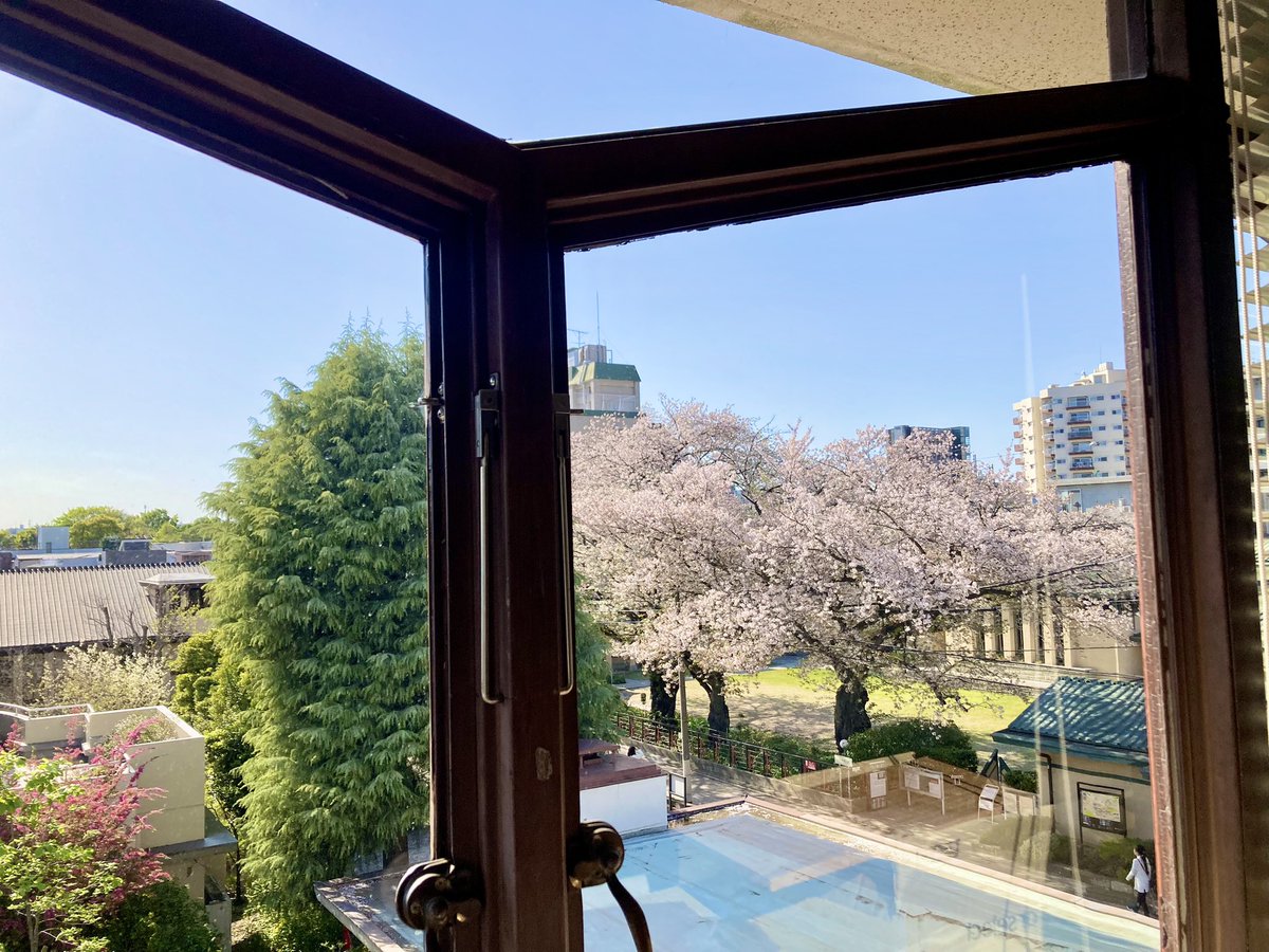 be_Ftomosha's tweet photo. 春らしい陽気に、嬉しい気持ちになりますね。

婦人之友社の窓からは、
お隣の自由学園明日館のみごとな桜が臨めます🌸

現在発売中の
別冊婦人之友
"やさい上手"の春夏ごはん
では、いま旬の野菜をたっぷり使うレシピをたくさん紹介しています🍴

詳細はこちら↓
https://t.co/X3rQhWqcnH https://t.co/GKN9w00IhE
