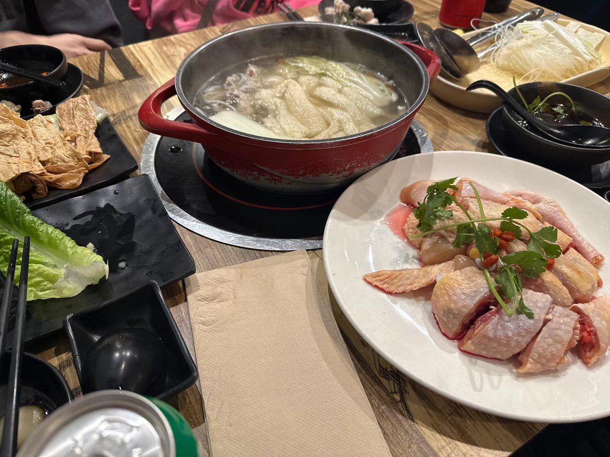 Recently, a #Chinese friend whom I haven’t seen for a long time invited me to his home. The #hotpot is really good and the soup base is very fresh.