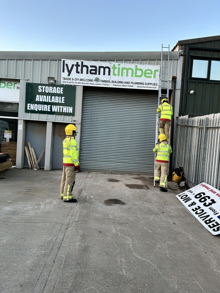 🪜 Ladder drill for the crew, training on different roofs and uneven floors. 👩‍🚒 Pitching both the 13.5m and triple extension safely and securely. 👏 Thank you to Lytham Timber and Gillett Environmental (Lytham St Annes skip hire) for letting us use your property. #Lytham 🚒