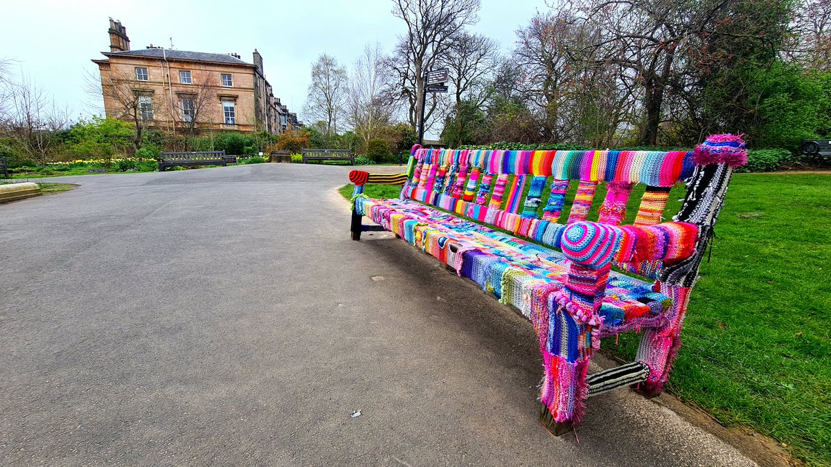 Yarn-bombed bench adding some colour to Glasgow's Botanic Gardens. #glasgow #glasgowbotanicgardens #yarnbombing #bench #knitting