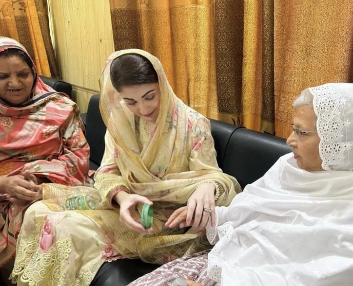 وزیراعلی پنجاب مریم نواز ماں جی کو چوڑیاں پہناتے ہوئے ❤️🫶🏻 #عيد_الفطر