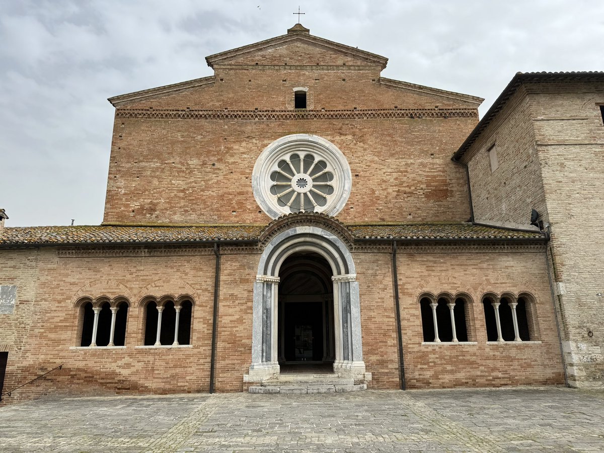 Ll'Abbazia di Chiaravalle di Fiastra rappresenta uno dei migliori esempi di architettura cistercense conservati in Italia #marche #viaggi #travelblog