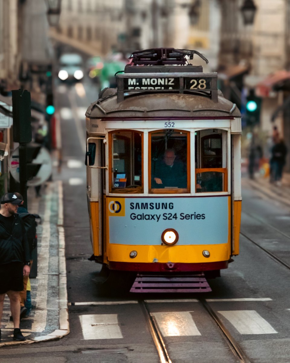 📍Lisboa 🚋🇵🇹🚃 
.
.
.
➢ Credit 👉🏆📸 @danslesyeuxdeve
.
#Lisboa #portugal
#streets_and_transports #street_is_life #lisbon #streetstyle #lisbona #lisbonne #lisbonlovers #lisboasecreta
#visitinglisbon #streetart_addiction
#lisbonworld #europetrip #lisboa_lovers
#lisbonstreets