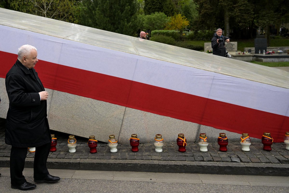 Prezes PiS Jarosław Kaczyński razem z Przedstawicielami Prawa i Sprawiedliwości, oddając hołd, złożyli kwiaty przy pomniku Ofiar Katastrofy Smoleńskiej oraz zapalili znicze na grobach Ofiar na Cmentarzu Wojskowym na Powązkach. #Pamiętamy🕯️