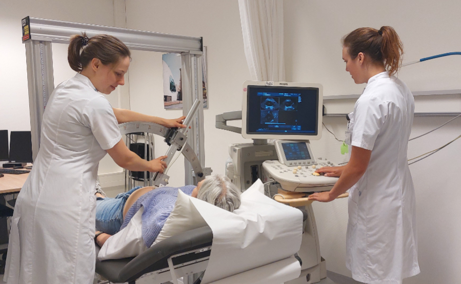 An aneurysm is a life-threatening inflation of an artery, often the aorta. What if we could use low-cost and efficient ultrasounds to monitor patients? PhD graduate Esther Maas developed a working 3D+t ultrasound imaging method. Read more 👉 tue.nl/en/news-and-ev…