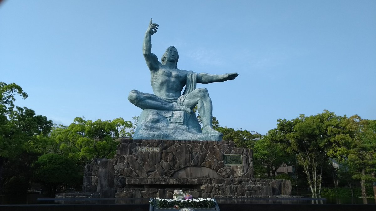 長崎県 長崎市　　 

長崎市で注目されるのが、長崎原爆資料館や平和公園などの平和関連施設です。歴史の重みを感じつつ、平和の大切さを学ぶことができます。原爆資料館では、被爆直後の長崎の惨状や、投下までの経緯、核兵器廃絶への展示が行われており、核なき世界への願いを感じることができます。