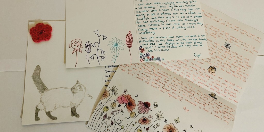 Illustrations, crochet flowers and a letter about a cat called Tilly 🐈‍⬛ from young writer Emily who is writing for her @DofE award 😍. A lovely donation full of kindness and escapism for the recipient - thank you Emily 🙏 ✍️. #DonateALetter