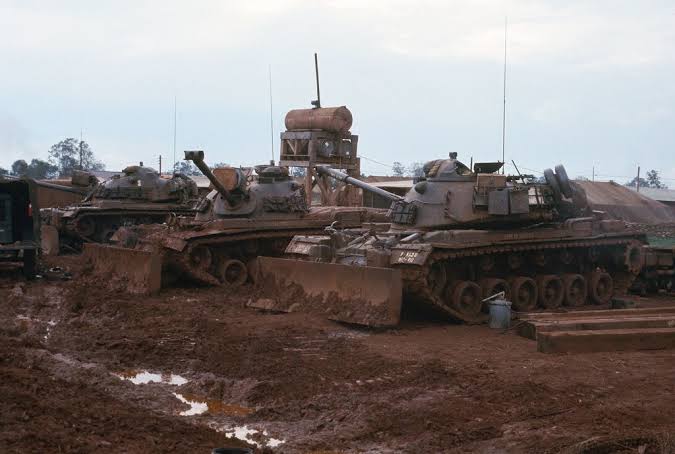 Çamurda yatan üç M48 Patton tankı, araçlar 11th ACR'ye bağlı 
yıl 1968