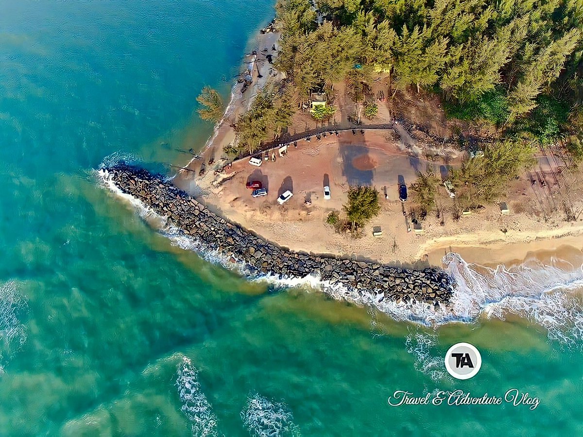 Sasihithlu Beach, marks the confluence of the Arabian sea and two rivers which are Pavanje and Shambhavi. 🌊 🚖 40 kms from Udupi ©️ TA