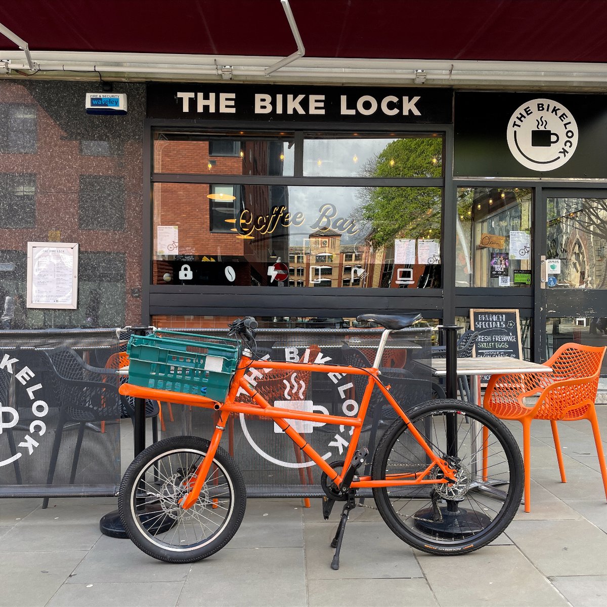 Check out our delivery bike, we pick up our produce fresh each morning from Cardiff market!🚲🧡 #thebikelock #bikestorage #cycletowork #coffeeshop #itsallaboutpeople #shoplocal #cardiffmarket