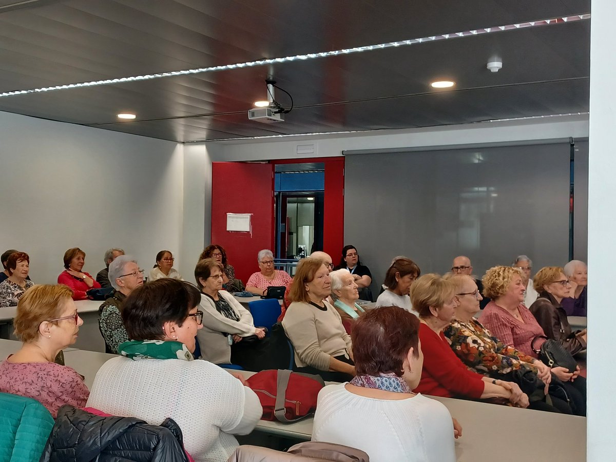 Avui a L'Escola de Salut #Lallançadora del #CAPCasernes estem visitant la seu dels Mossos d'Esquadra de Sant Andreu i parlem de prevenció de robatoris i estafes. Avui som més de 50! @apicsbcn @FerGonzalez1984