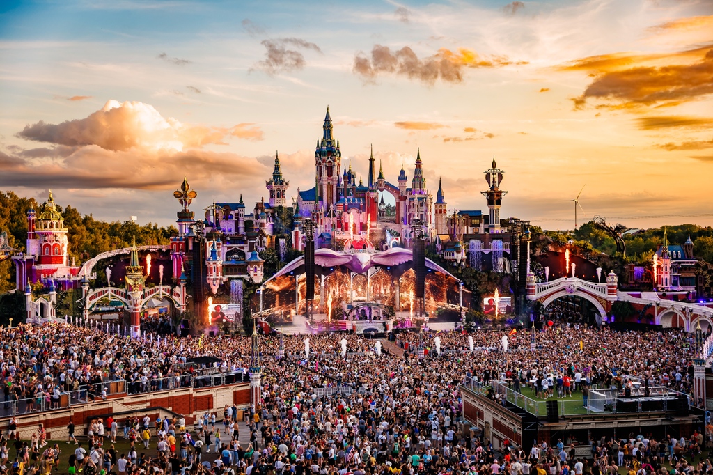 . @TMLBrasil announces theme and dates for 2024 return! Read more: edmhousenetwork.com/tomorrowland-a…