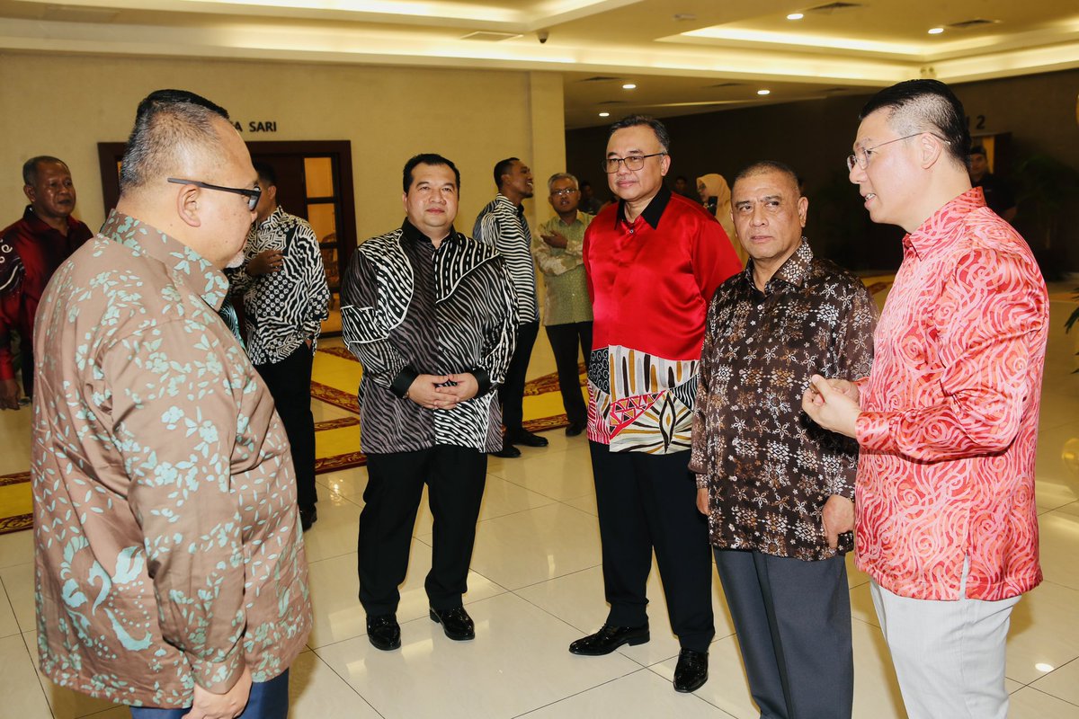 Hari pertama Hari Raya Aidilfitri saya & rakan2 seperjuangan memenuhi jemputan menghadiri Majlis Sambutan Hari Raya Aidilfitri kerjn Negeri Perak di stadium Indera Mulia Ipoh. Semoga bulan Syawal ini membawa seribu makna & kejayaan buat M’sia yg tercinta.#MalaysiaMadani #HariRaya