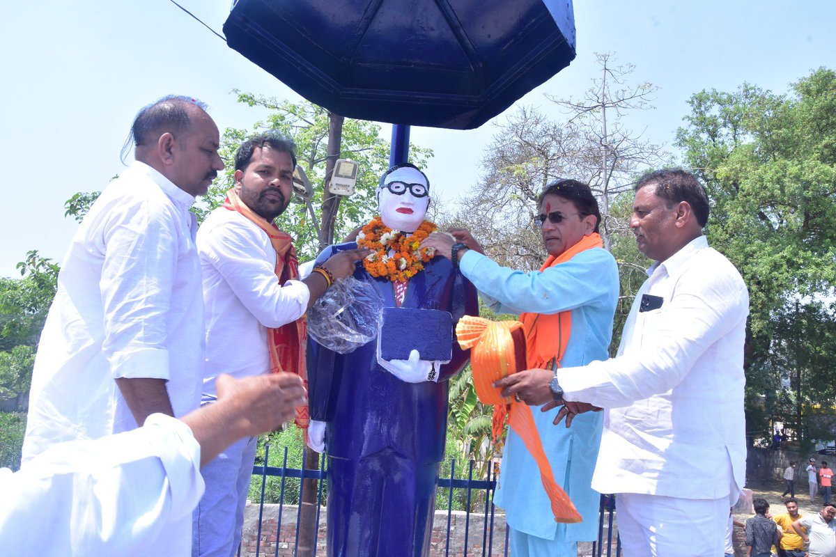 arungovil12's tweet image. मेरठ दक्षिण विधानसभा में लगी बाबा साहब भीमराव अंबेडकर जी की प्रतिमा का माल्यार्पण। उनकी शिक्षाओं से हमें सबका साथ, सबका विश्वास की भावना मिलती है। 🙏

#Meerut