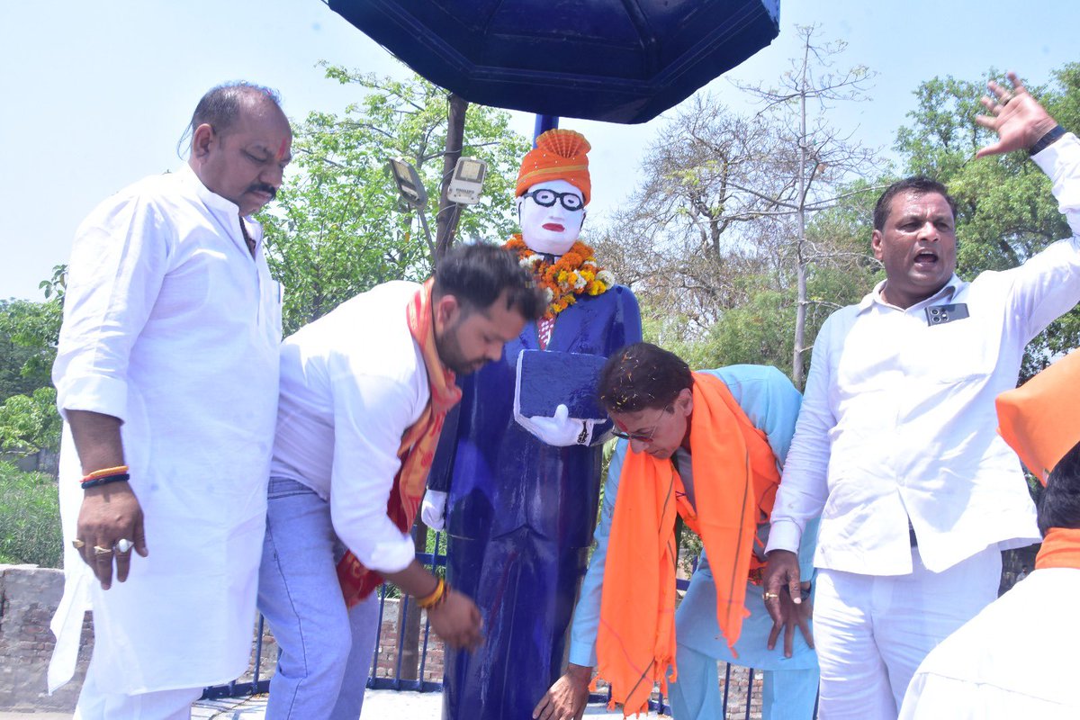 arungovil12's tweet image. मेरठ दक्षिण विधानसभा में लगी बाबा साहब भीमराव अंबेडकर जी की प्रतिमा का माल्यार्पण। उनकी शिक्षाओं से हमें सबका साथ, सबका विश्वास की भावना मिलती है। 🙏

#Meerut